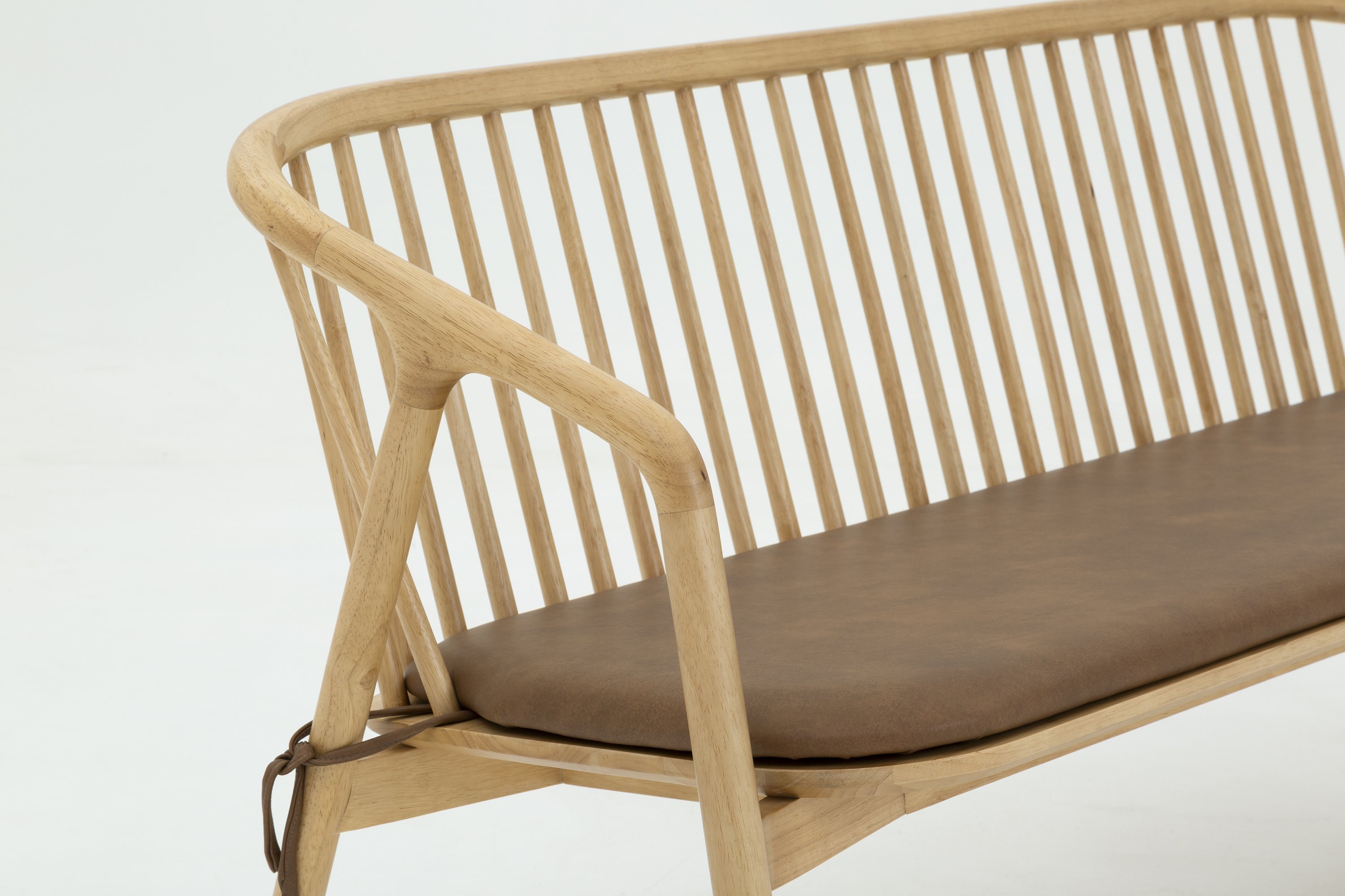 Lake lounge bench with Solid natural rubberwood frame, Courier Hazel Leather - image 4