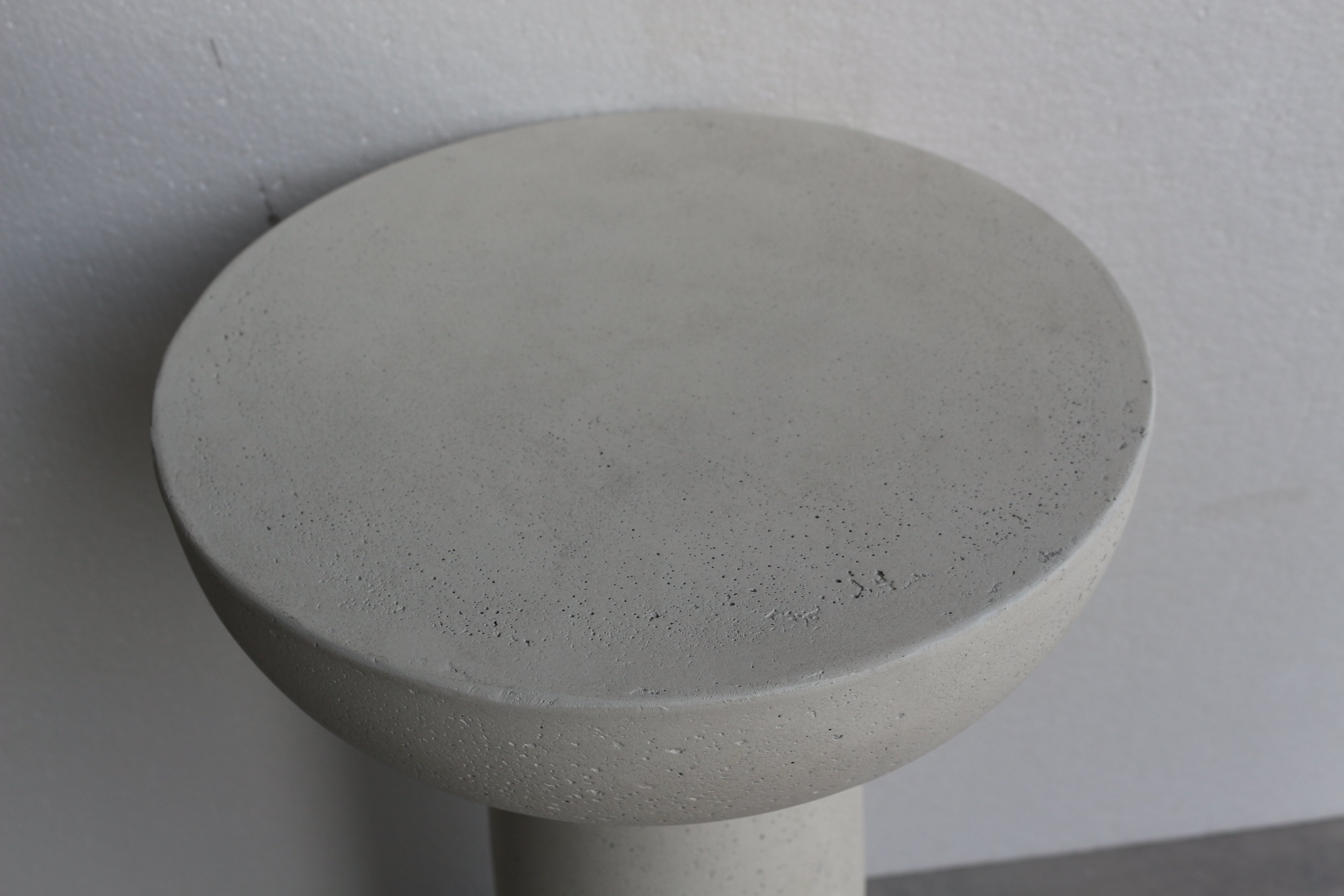 Mesa de centro Gato con marco de cemento blanco con acabado picado, 50 cm. - image 1