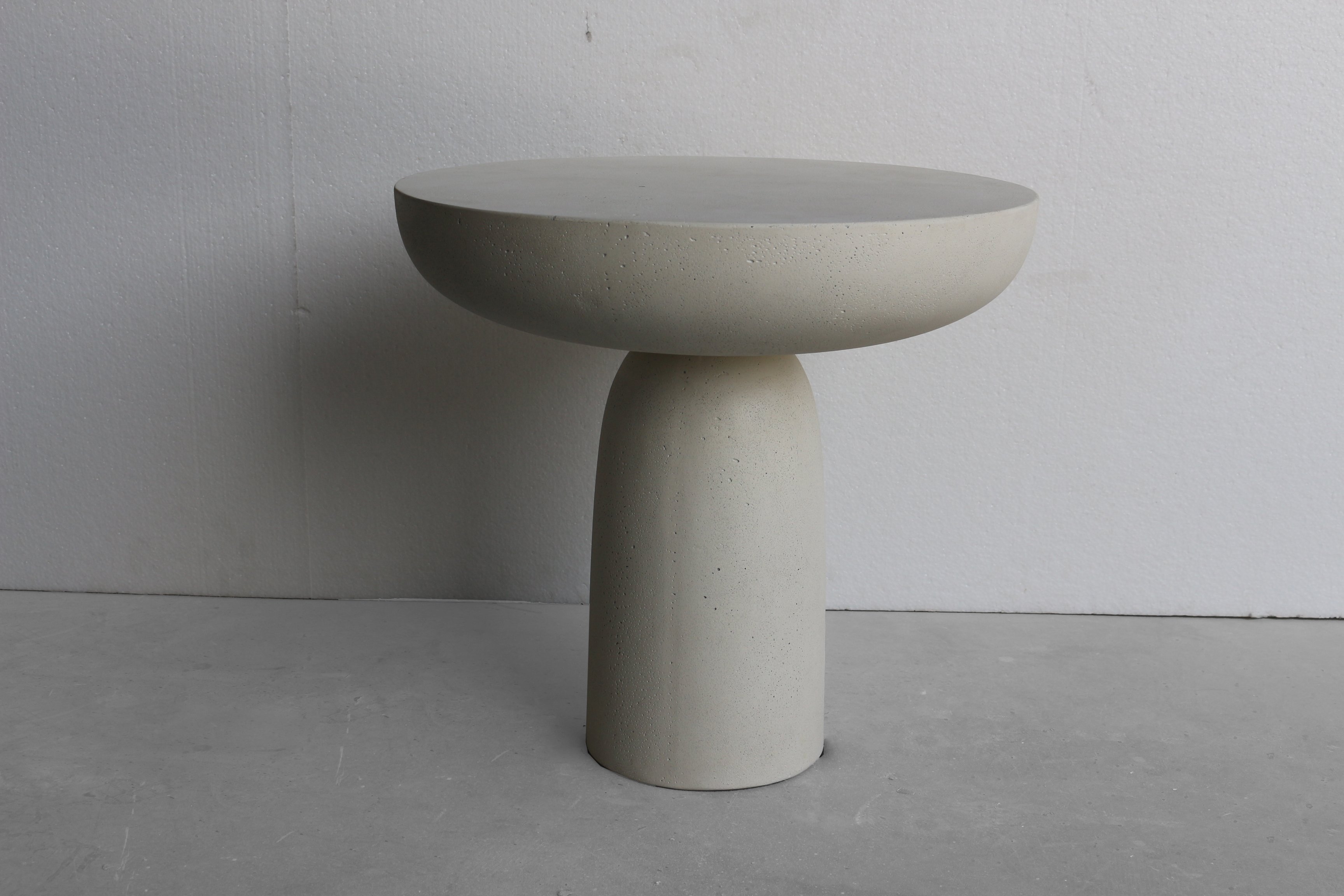 Mesa de centro Gato con marco de cemento blanco con acabado picado, 50 cm. - image 2