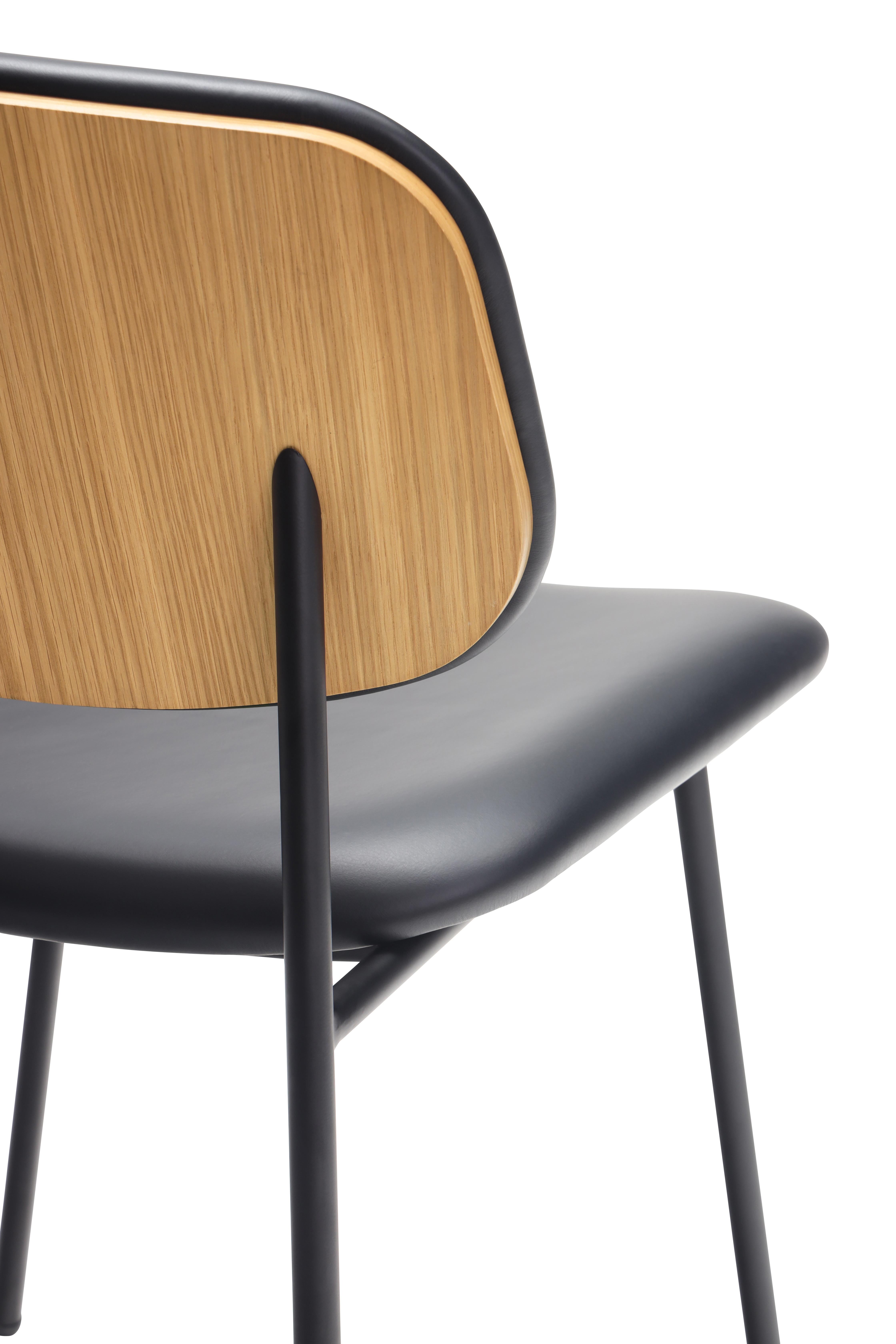 Silla de comedor Dayton con marco de acero con pintura electrostática negra, detalle en roble natural sólido, cuero negro GR2. - image 5