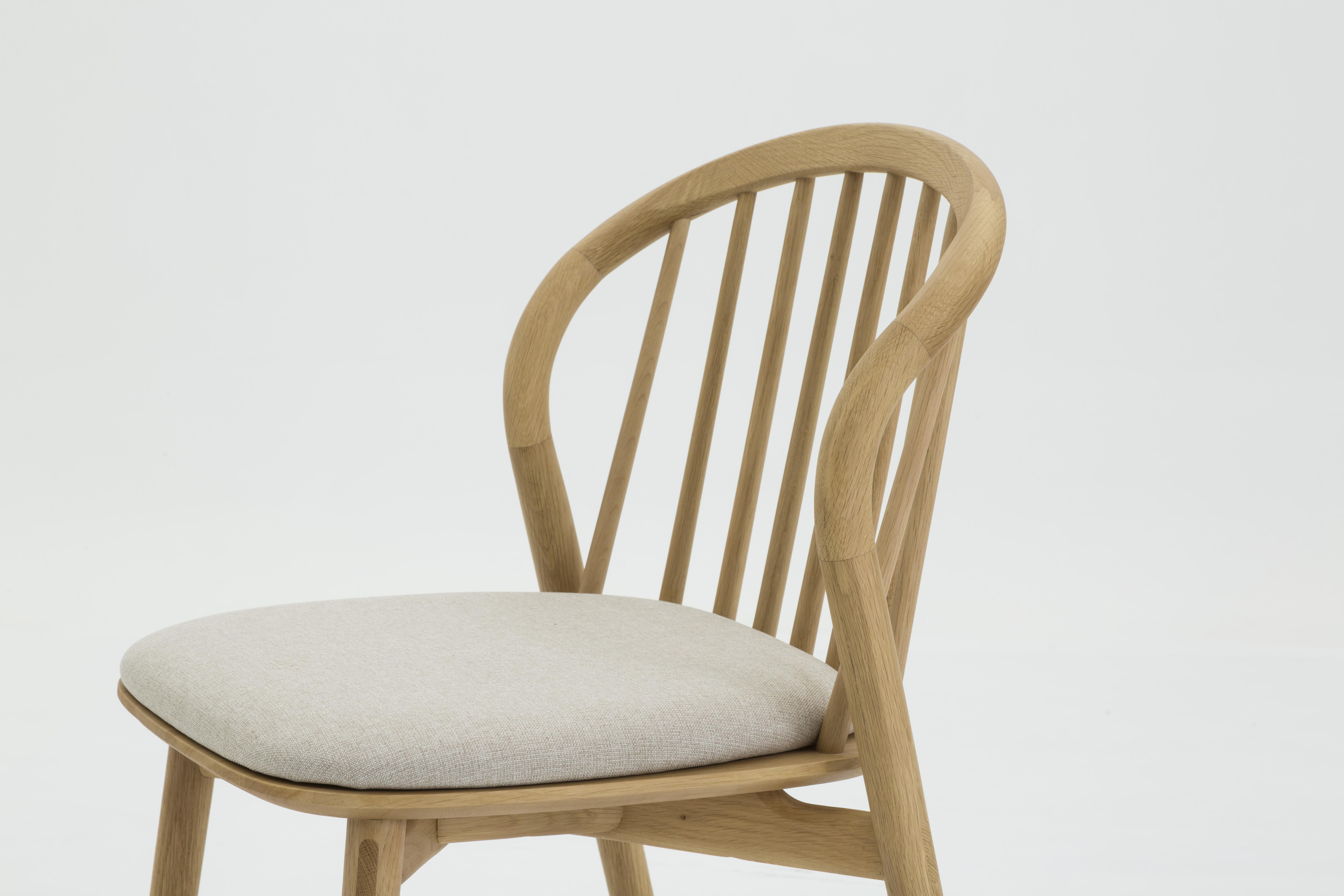 Silla de comedor Luna con marco sólido de rubberwood natural, tela Diego Cream - image 4