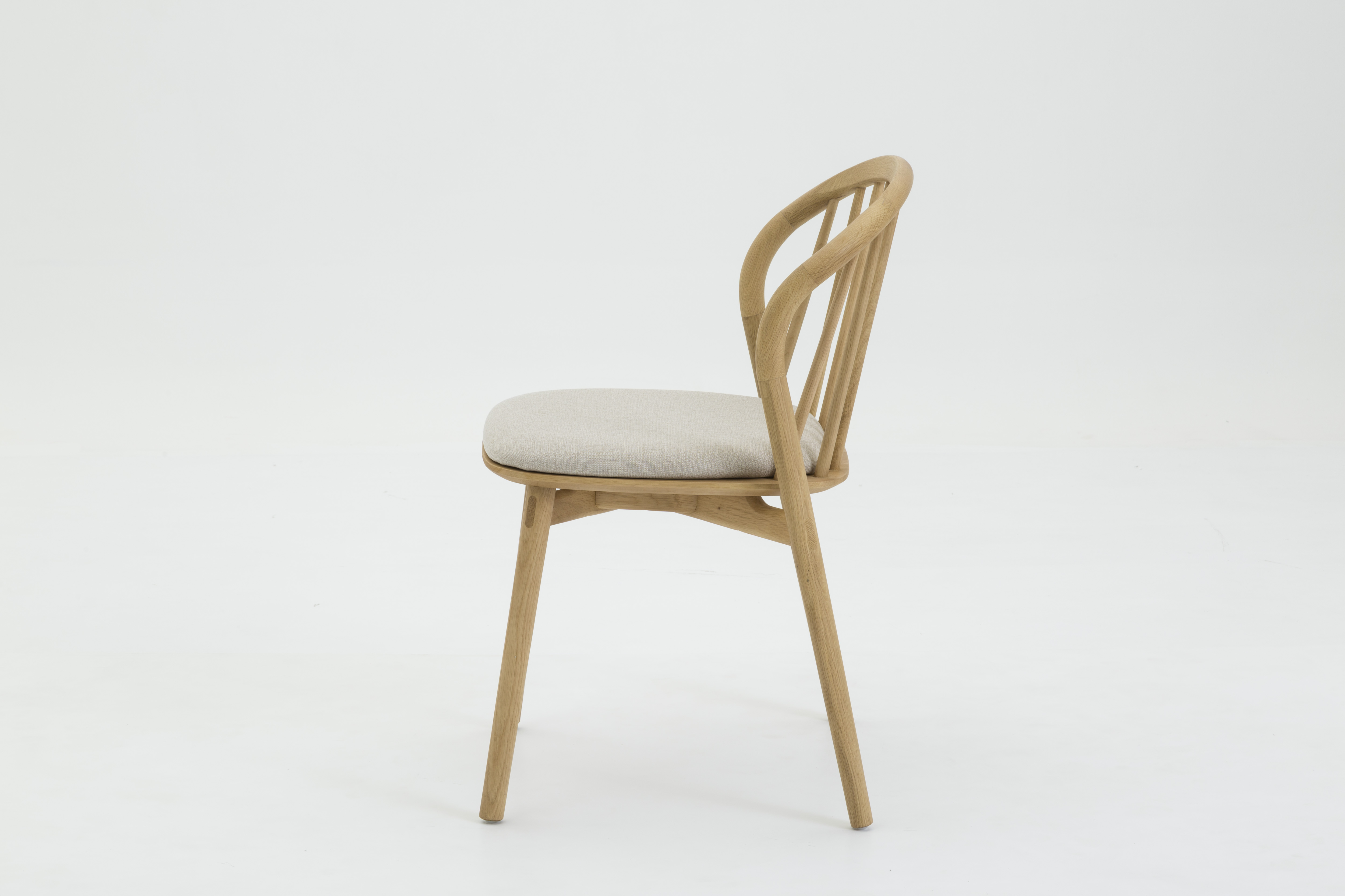 Silla de comedor Luna con marco sólido de rubberwood natural, tela Diego Natural. - image 5