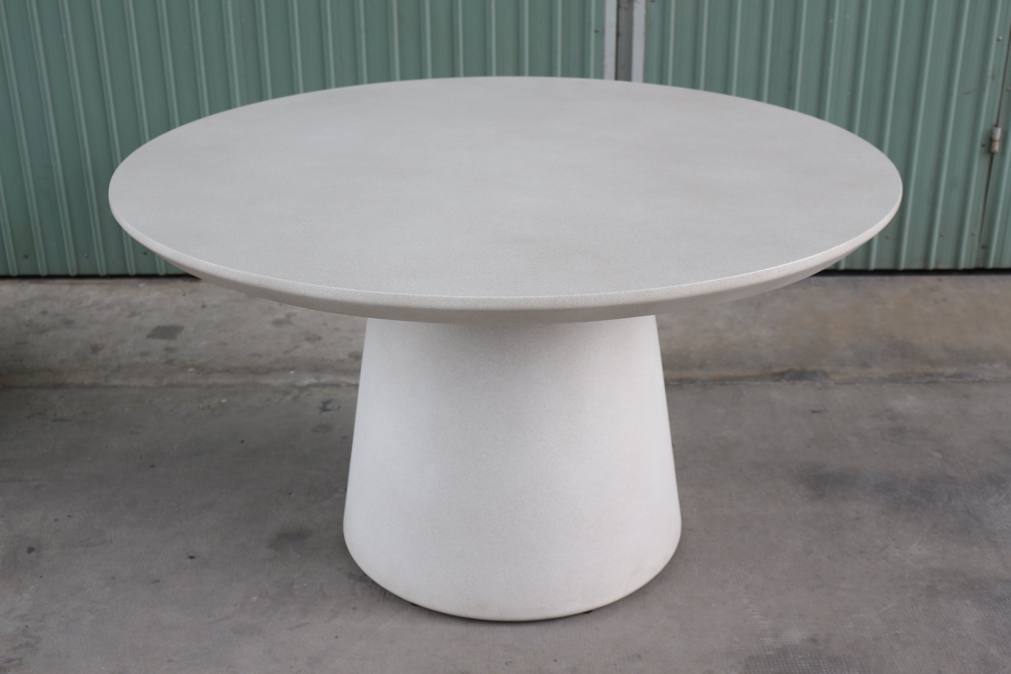 Mesa de comedor Solana con marco de cemento blanco con fibra y acabado de lino, 137 cm. - image 1