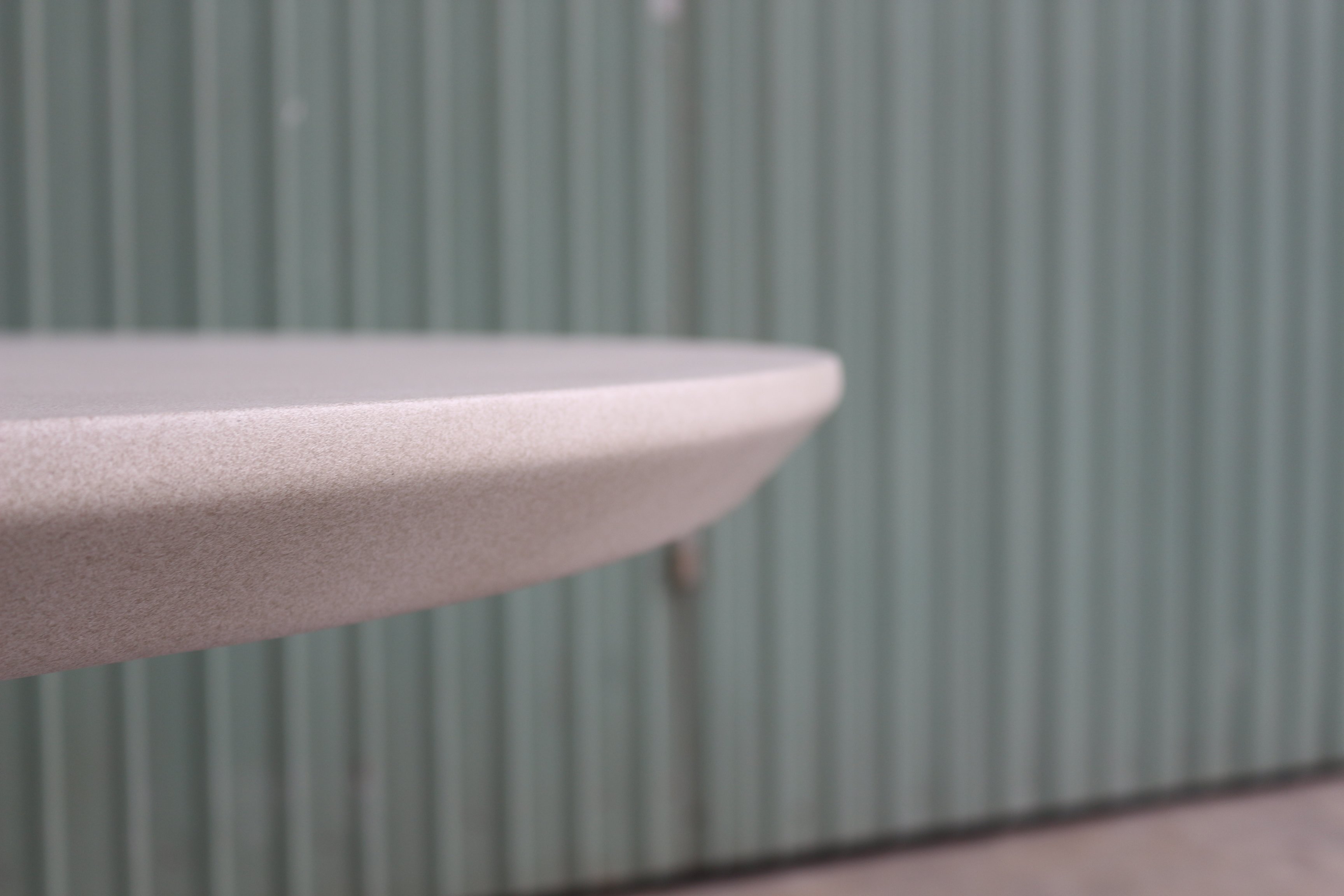 Mesa de comedor Solana con marco de cemento blanco con fibra y acabado de lino, 137 cm. - image 2