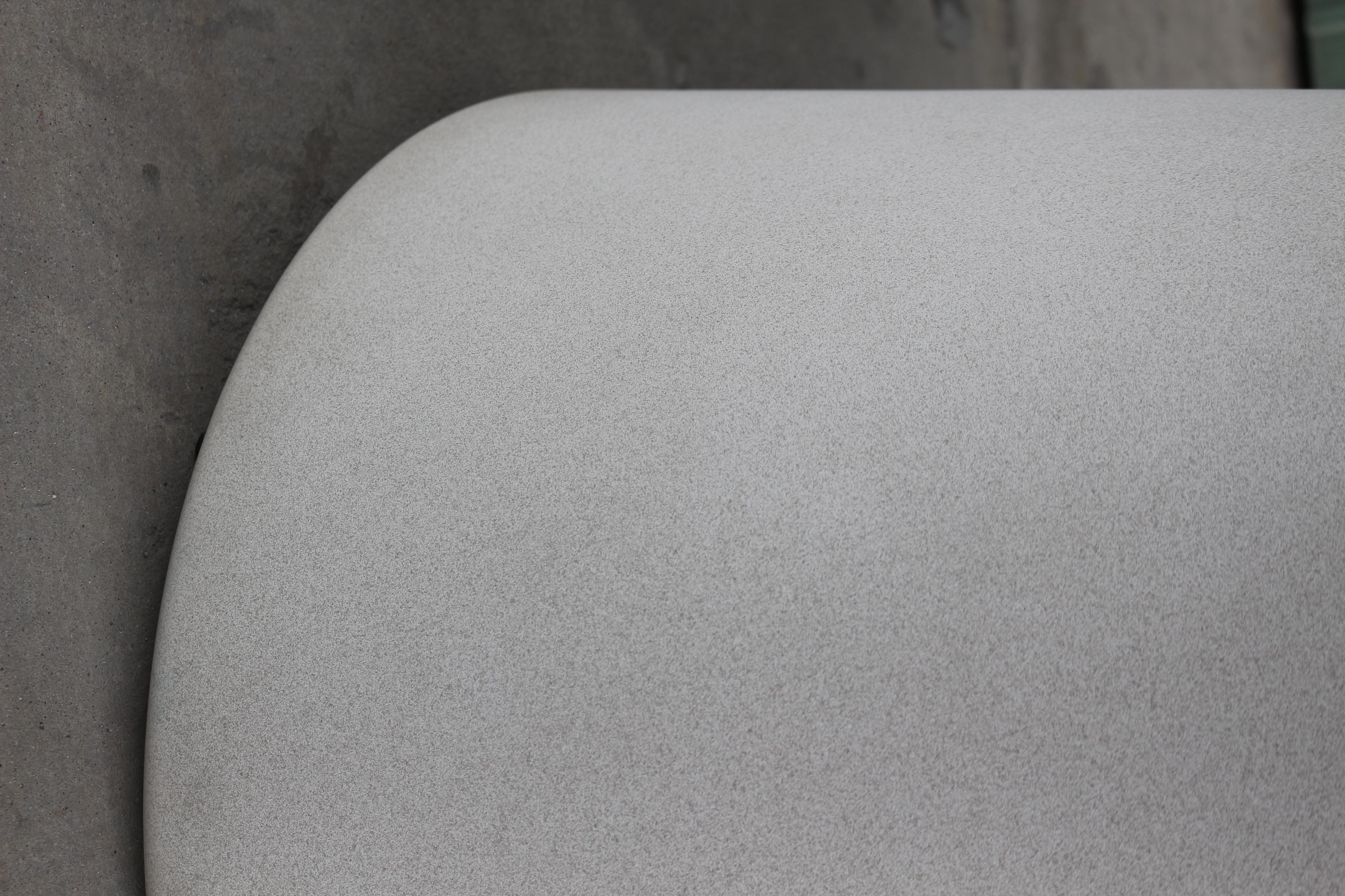 Mesa de comedor Solana con marco de cemento blanco con fibra y acabado de lino, 137 cm. - image 3