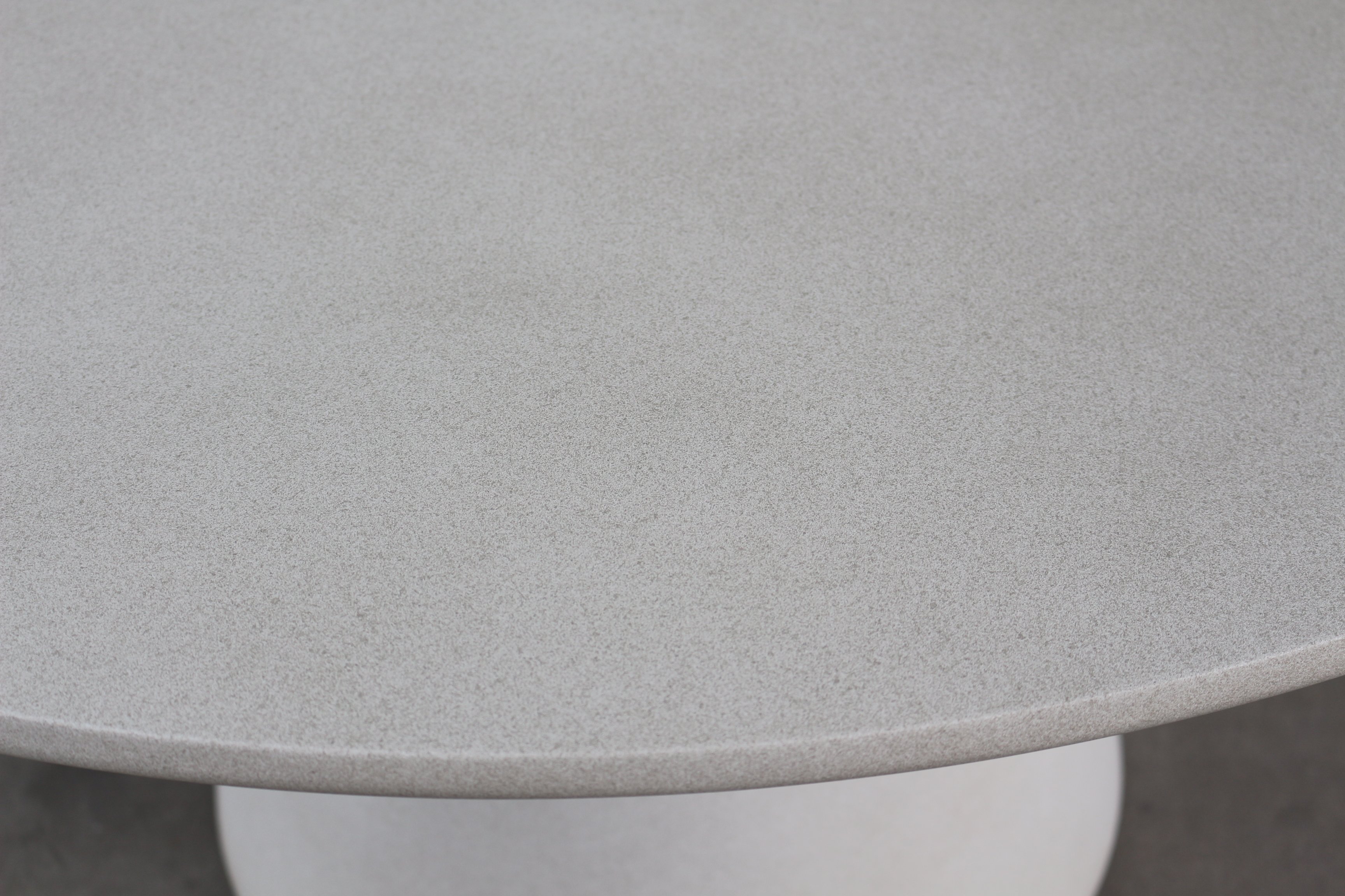 Mesa de comedor Solana con marco de cemento blanco con fibra y acabado de lino, 137 cm. - image 4