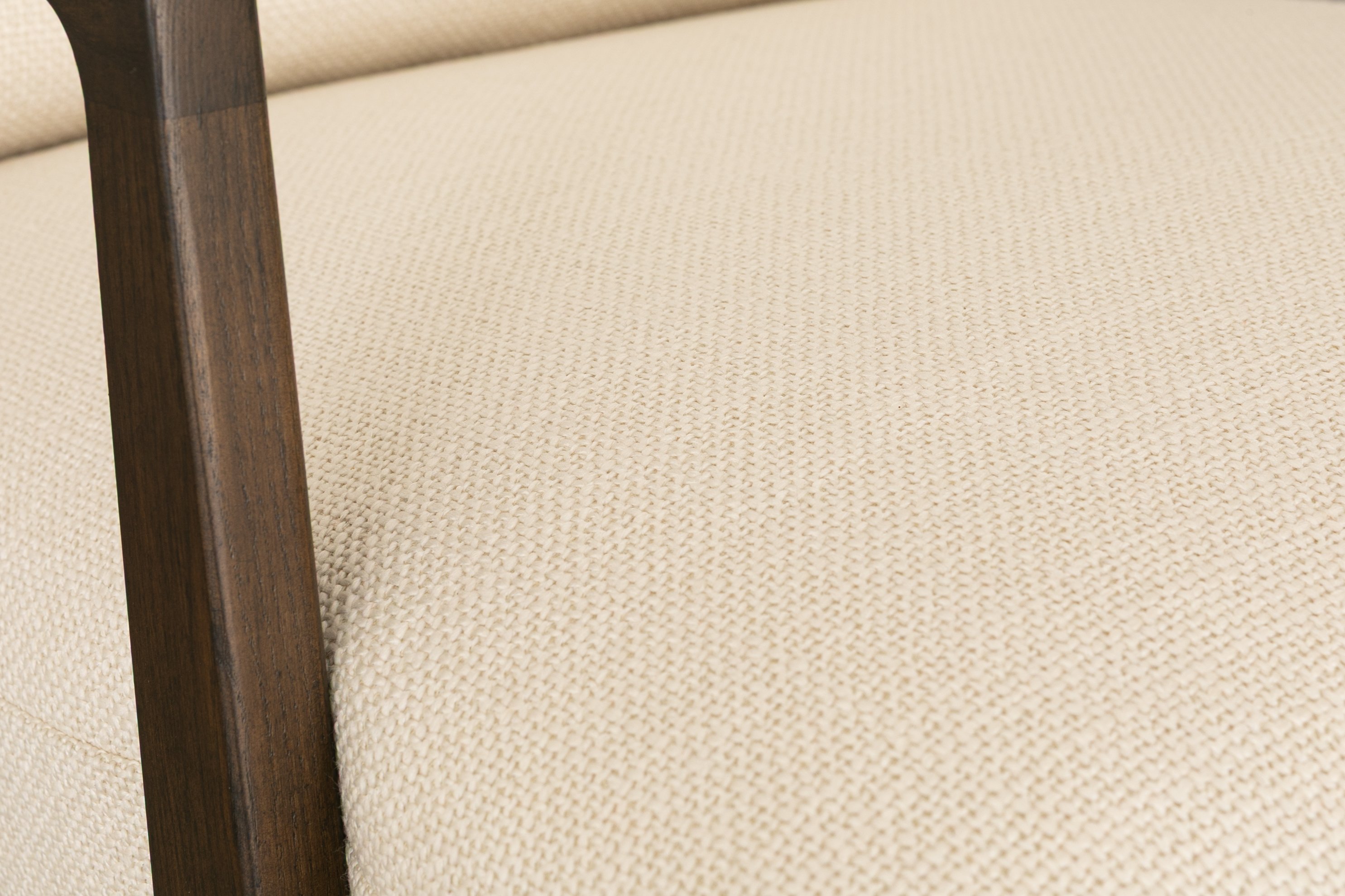 Poltrona Lucas con marco de rubberwood teñido de walnut, tela Bermuda Ivory. - image 3