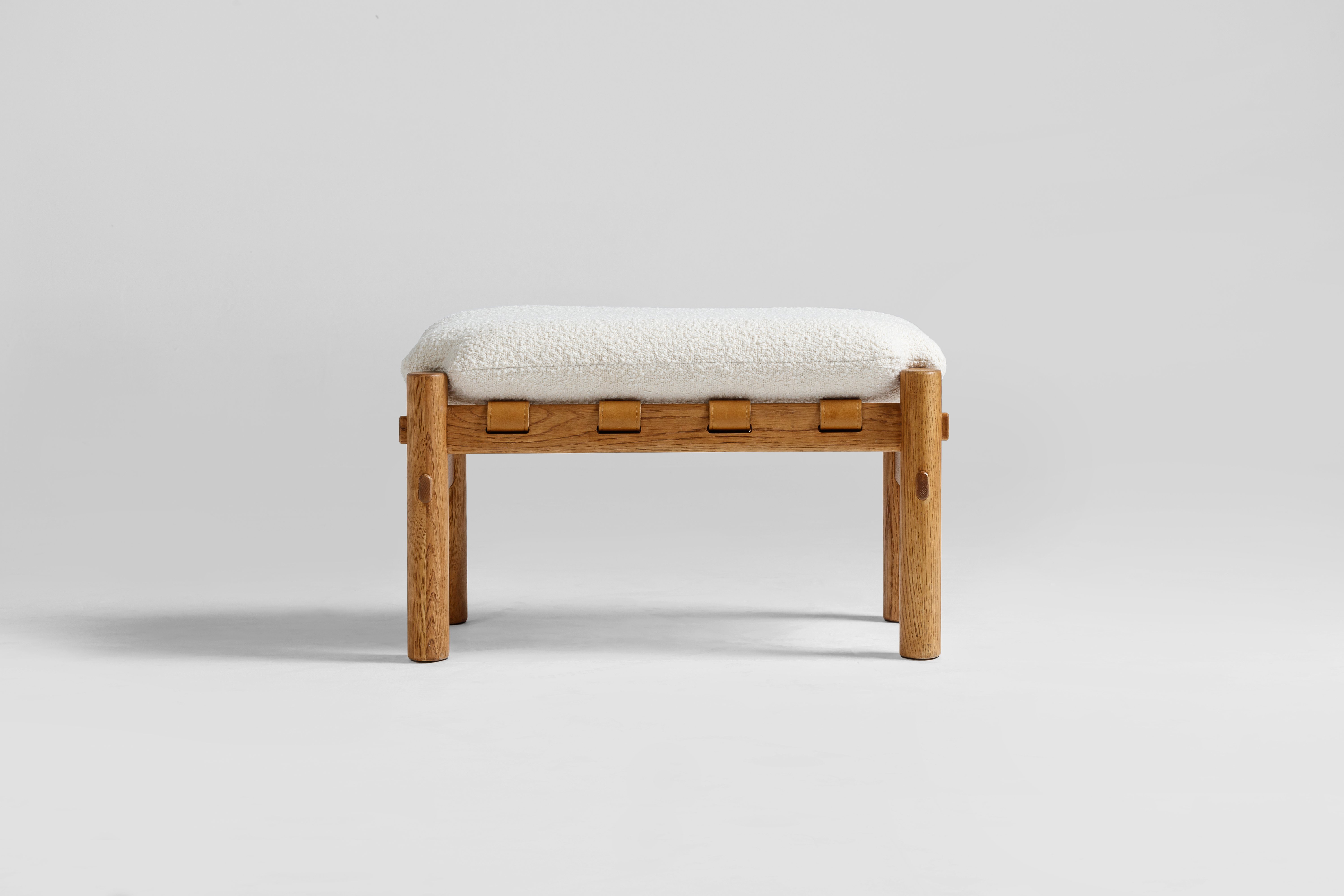 Reposapiés abbe con marco de roble natural sólido, tela Olana en blanco hueso. - image 1
