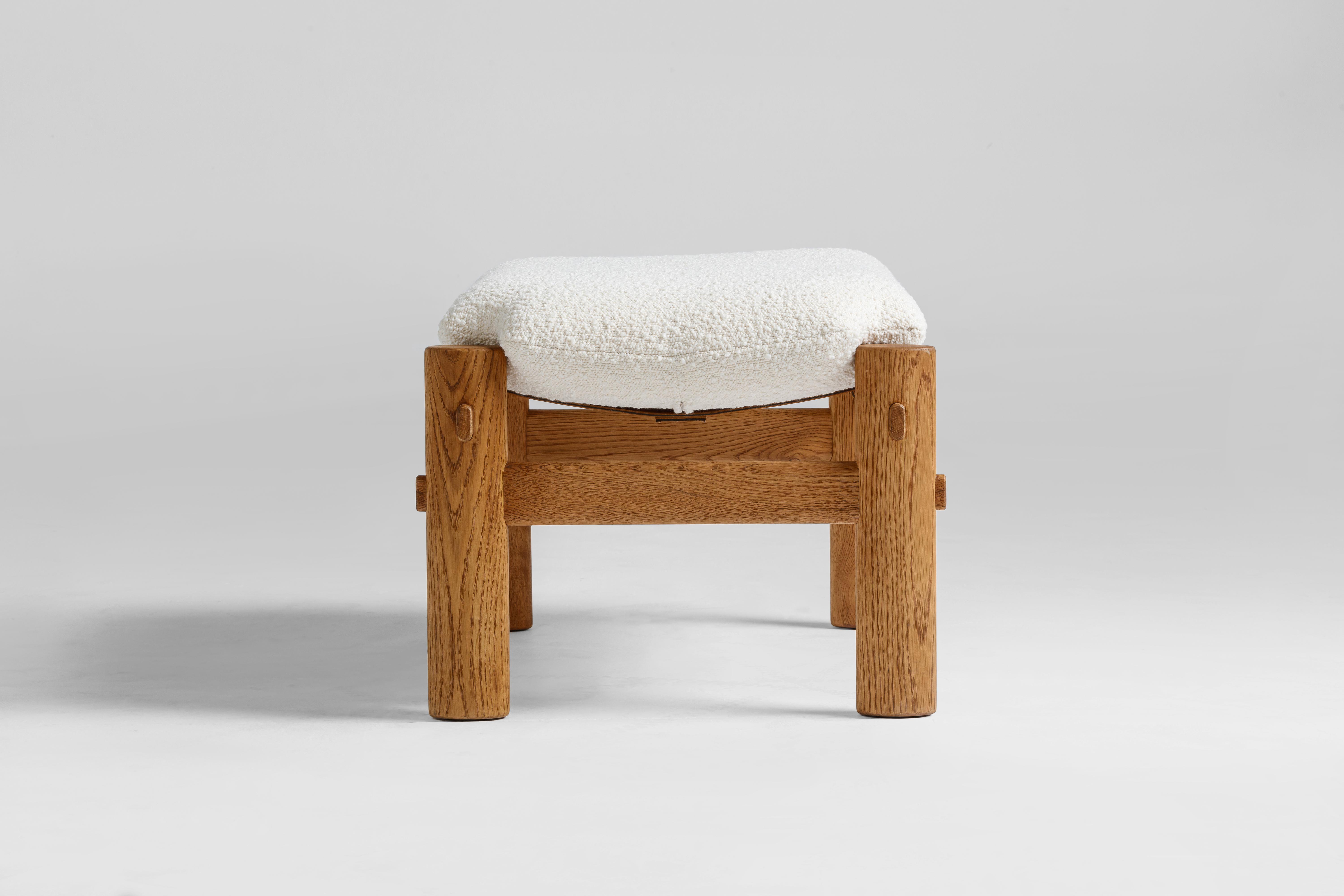 Reposapiés abbe con marco de roble natural sólido, tela Olana en blanco hueso. - image 2