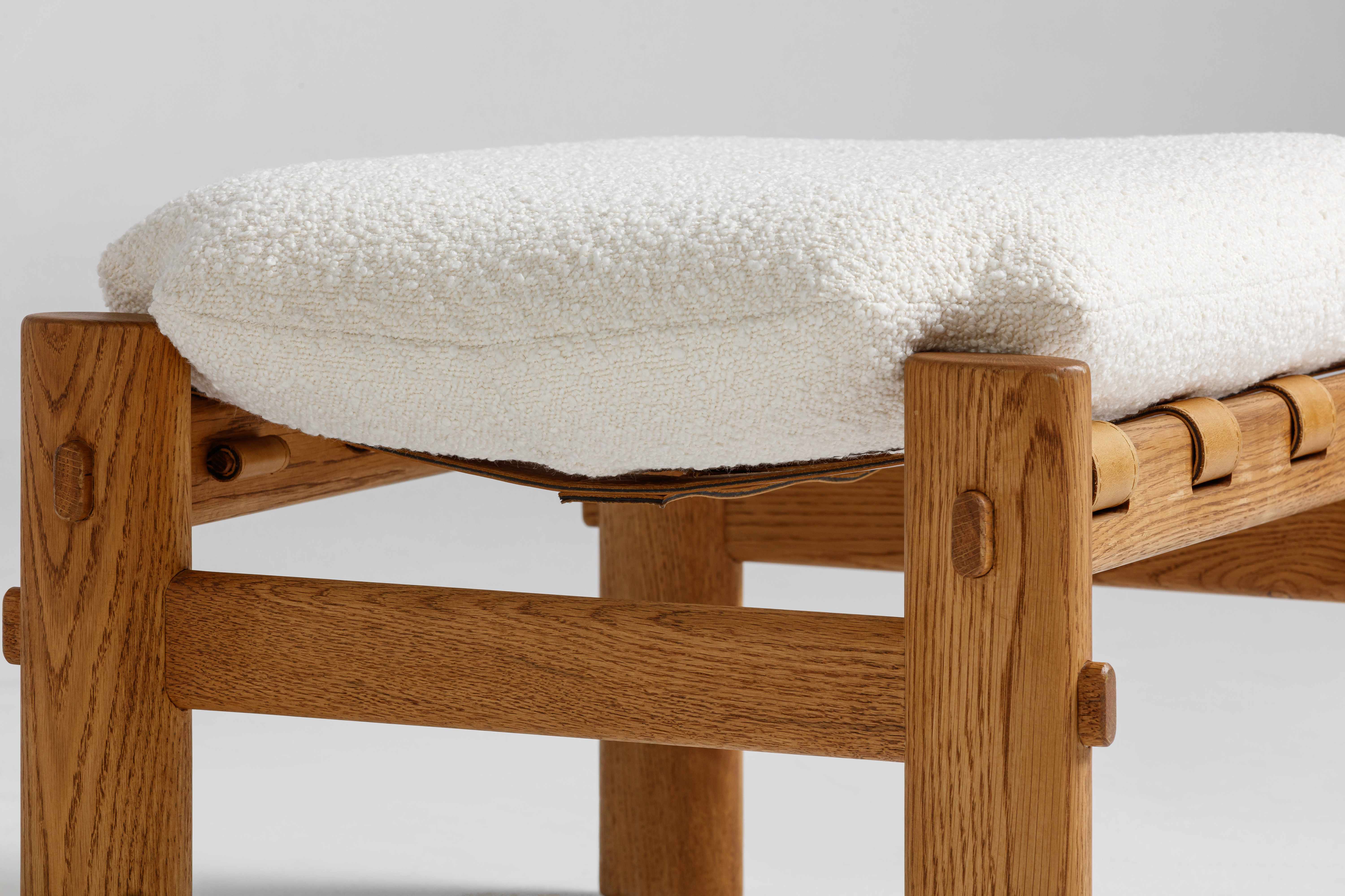 Reposapiés abbe con marco de roble natural sólido, tela Olana en blanco hueso. - image 3