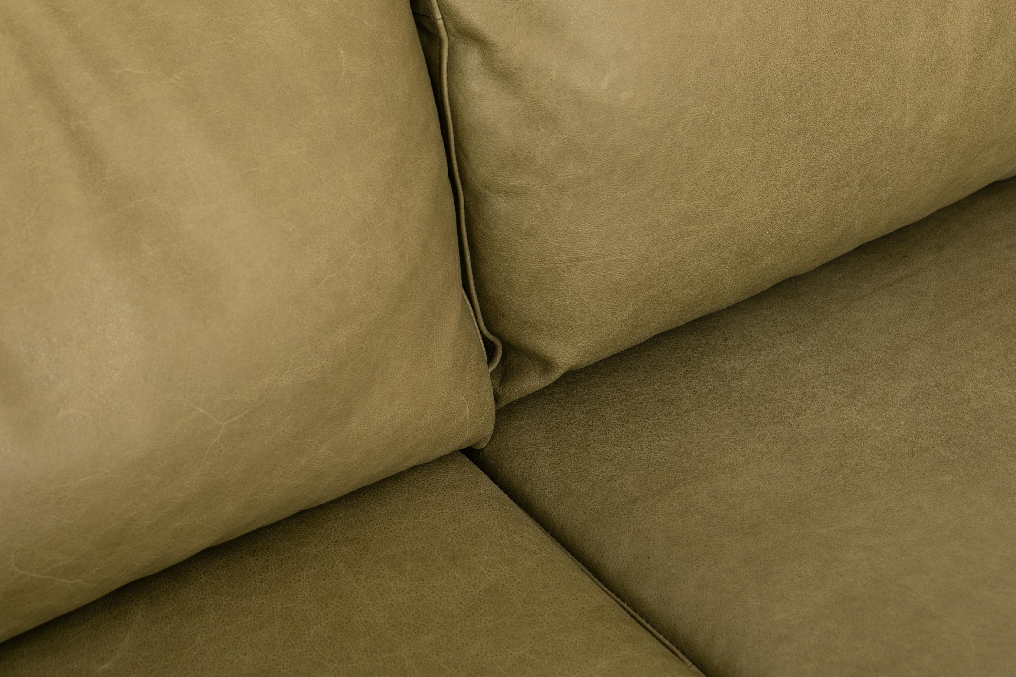 Sofá de 3 puestos Strada con marco sólido de rubberwood natural, Cuero Chalk Olive. - image 4