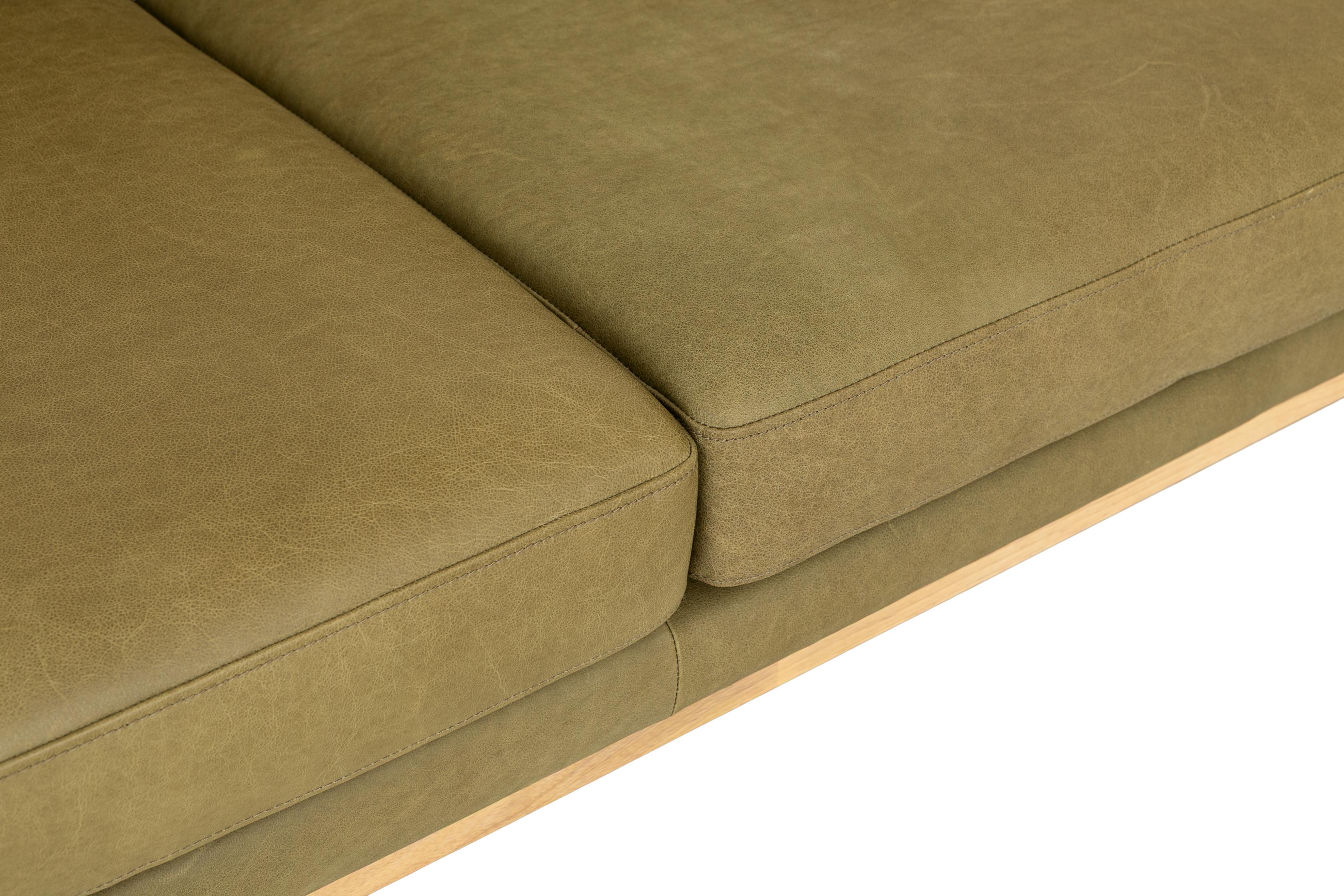 Sofá de 3 puestos Strada con marco sólido de rubberwood natural, Cuero Chalk Olive. - image 5