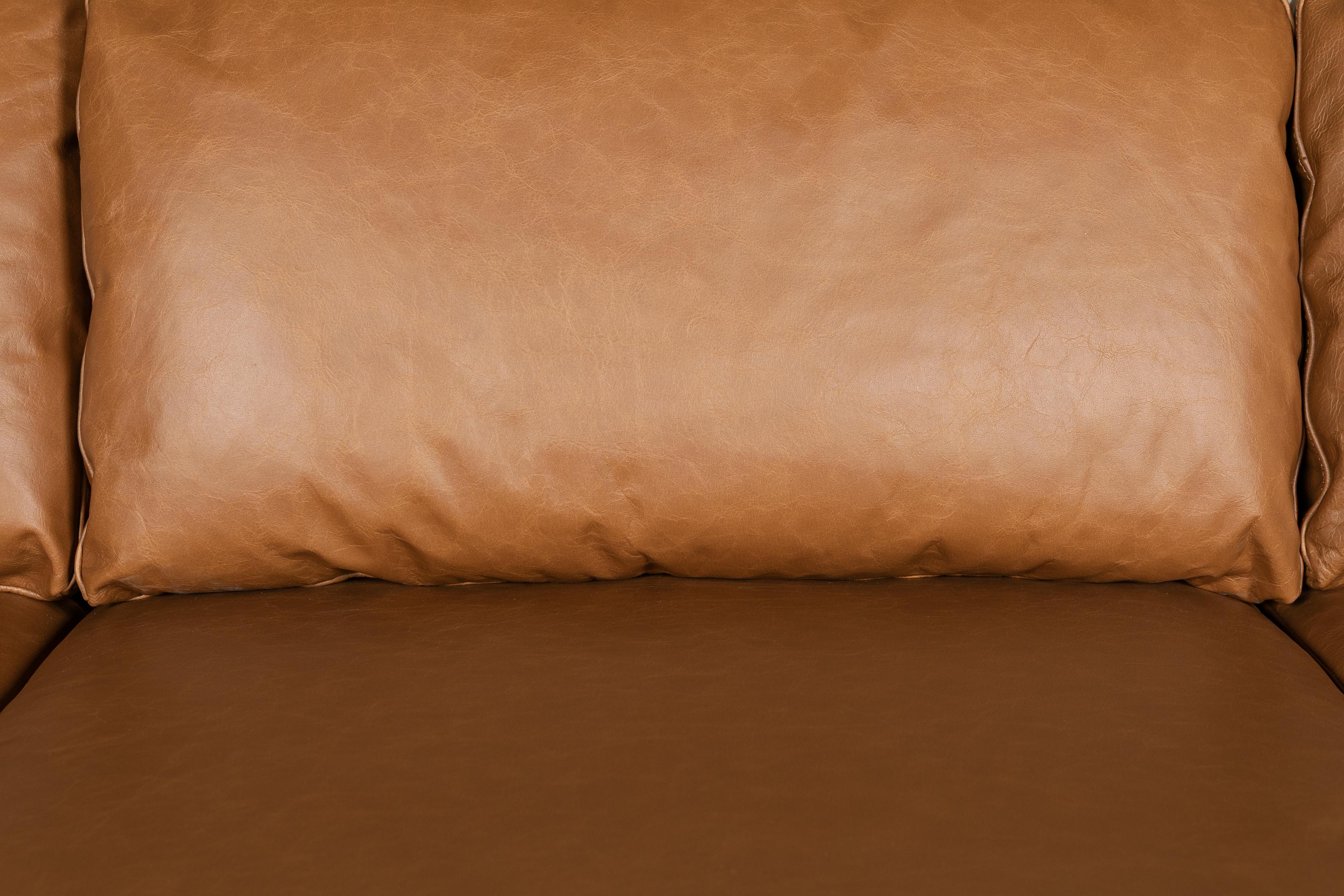 Sofá de 3 puestos Strada con marco sólido de rubberwood natural, Cuero Panama Tan. - image 3