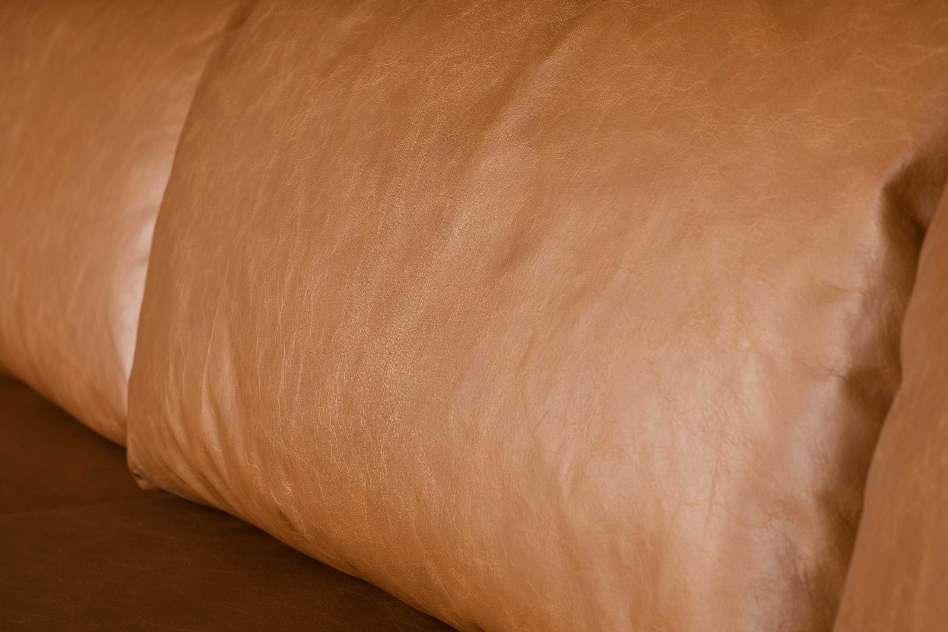 Sofá de 3 puestos Strada con marco sólido de rubberwood natural, Cuero Panama Tan. - image 4