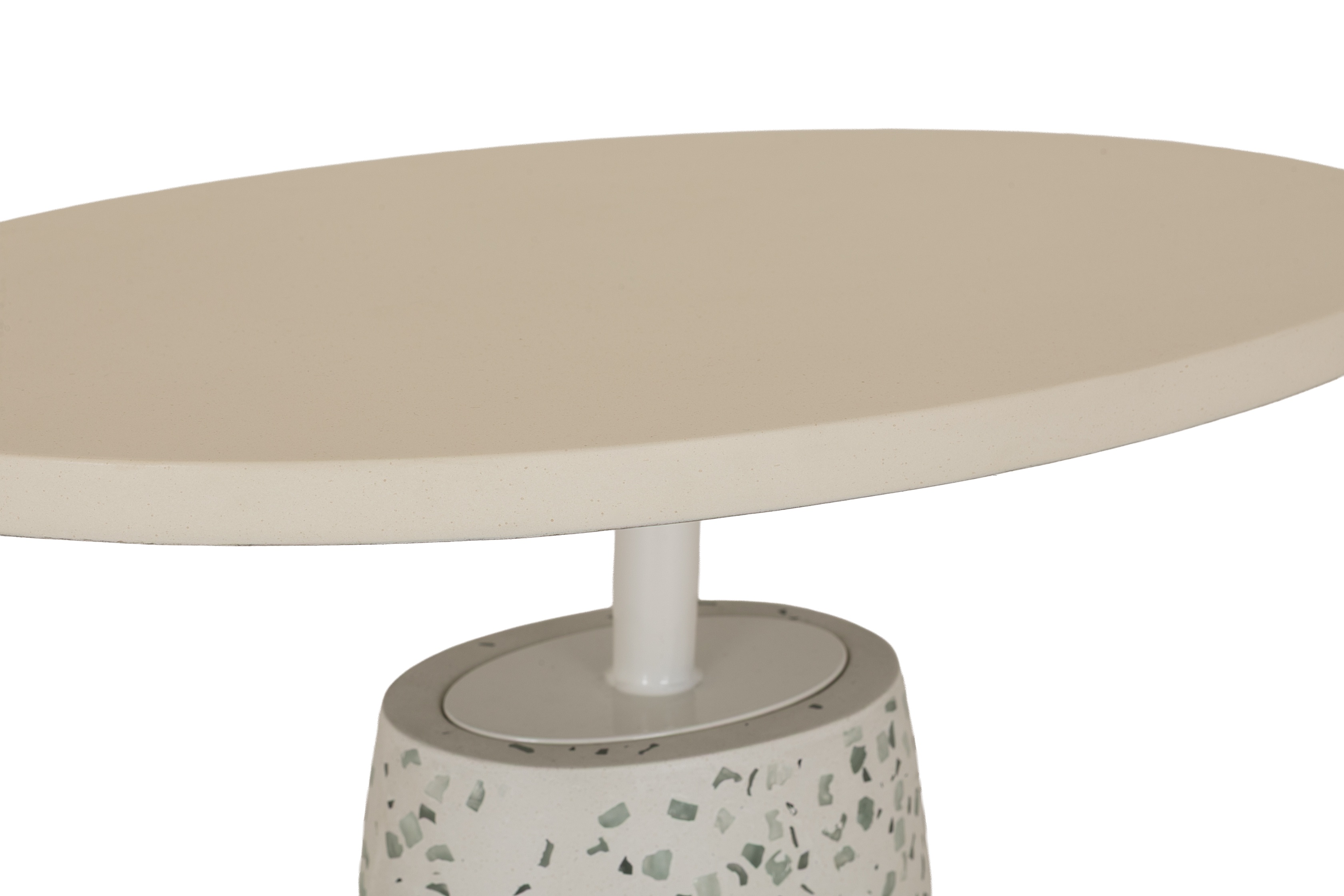 Mesa lateral ovalada Cora con marco de Terrazzo blanco con escamas de colores, sobre de cemento de fibra color crema con acabado plano, 58 cm. - image 4