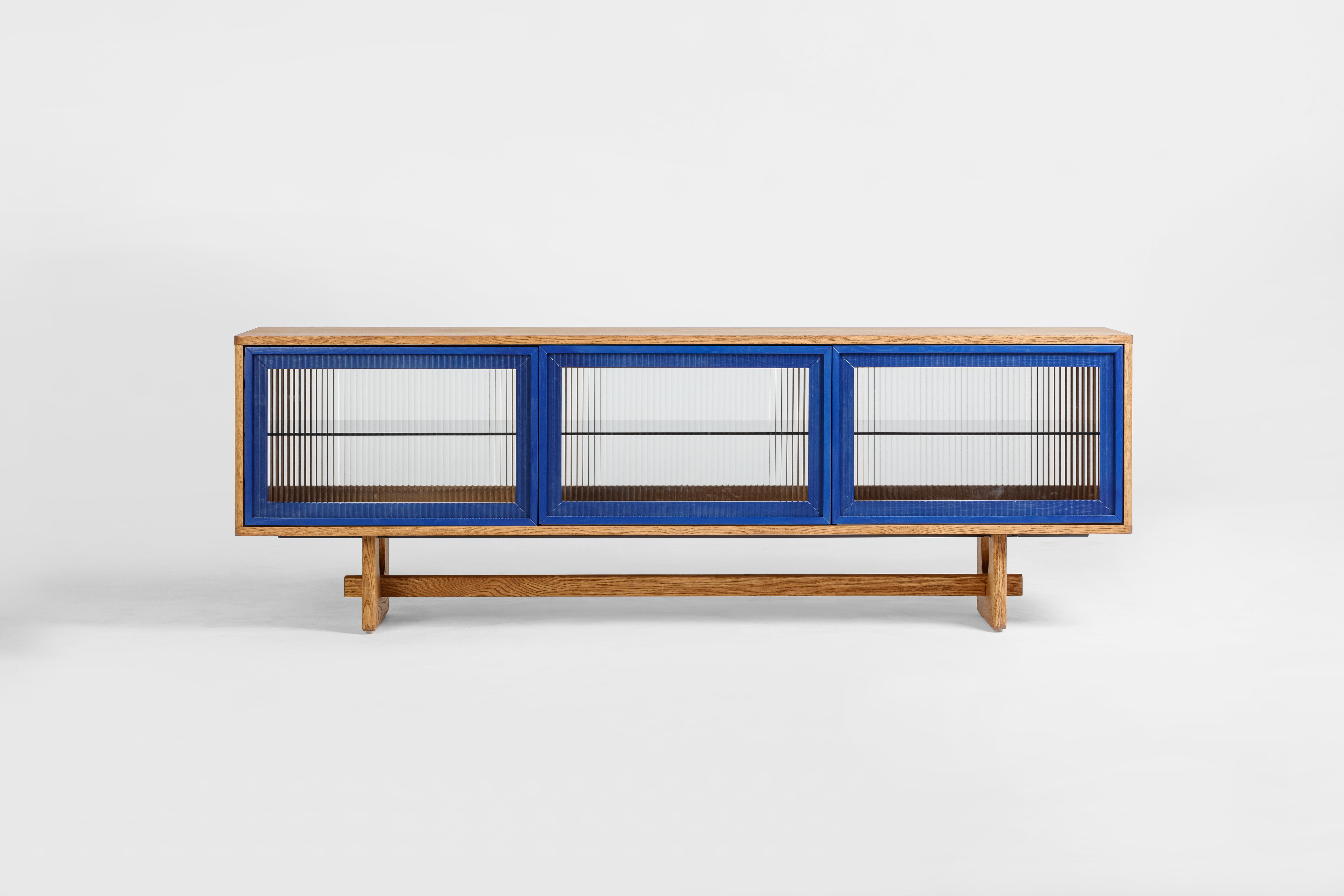 Unidad de TV Arch v2 con marco sólido de roble natural, cuerpo de chapa de roble natural, panel de vidrio estriado, ribete azul, 180 cm. - image 1