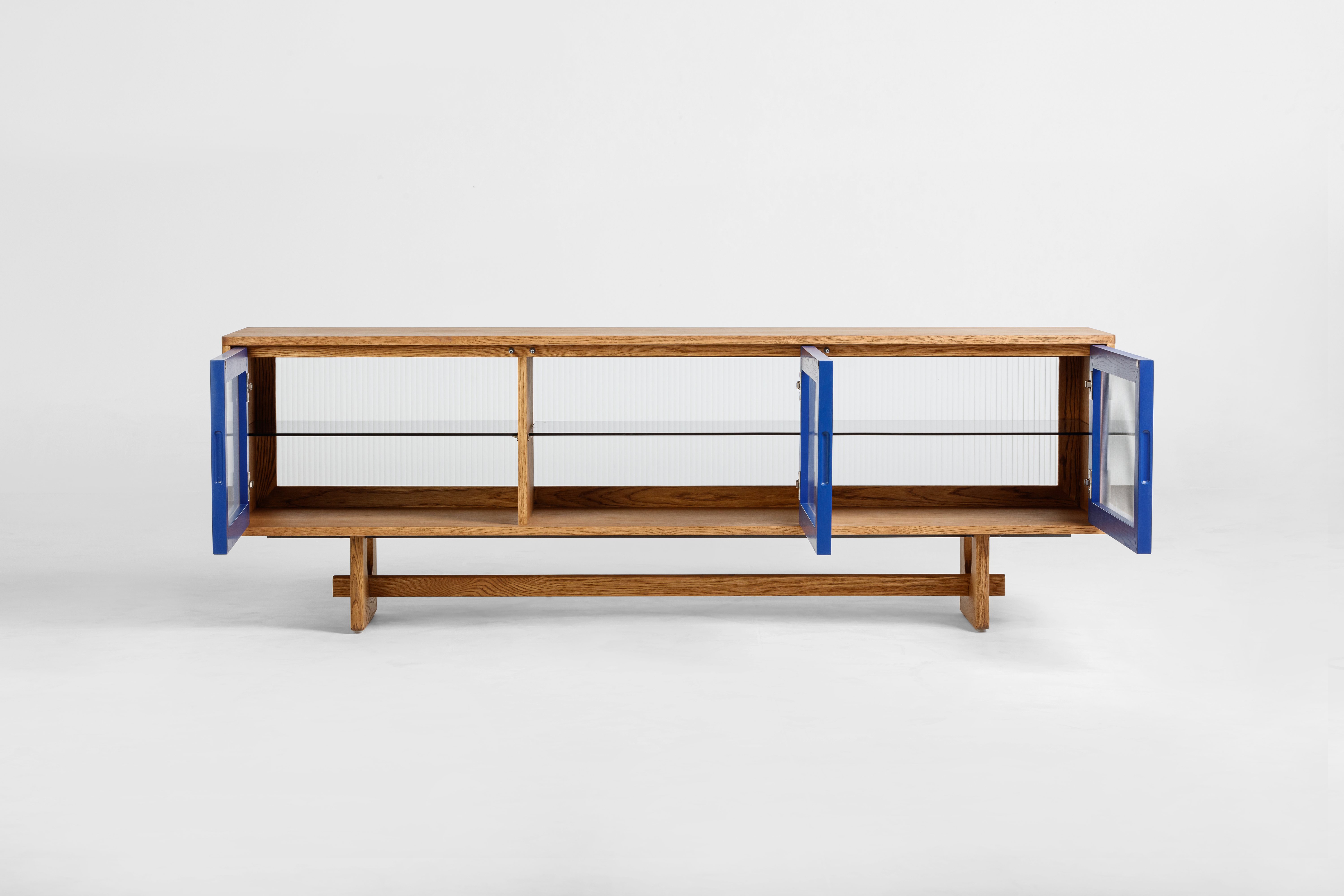 Unidad de TV Arch v2 con marco sólido de roble natural, cuerpo de chapa de roble natural, panel de vidrio estriado, ribete azul, 180 cm. - image 2