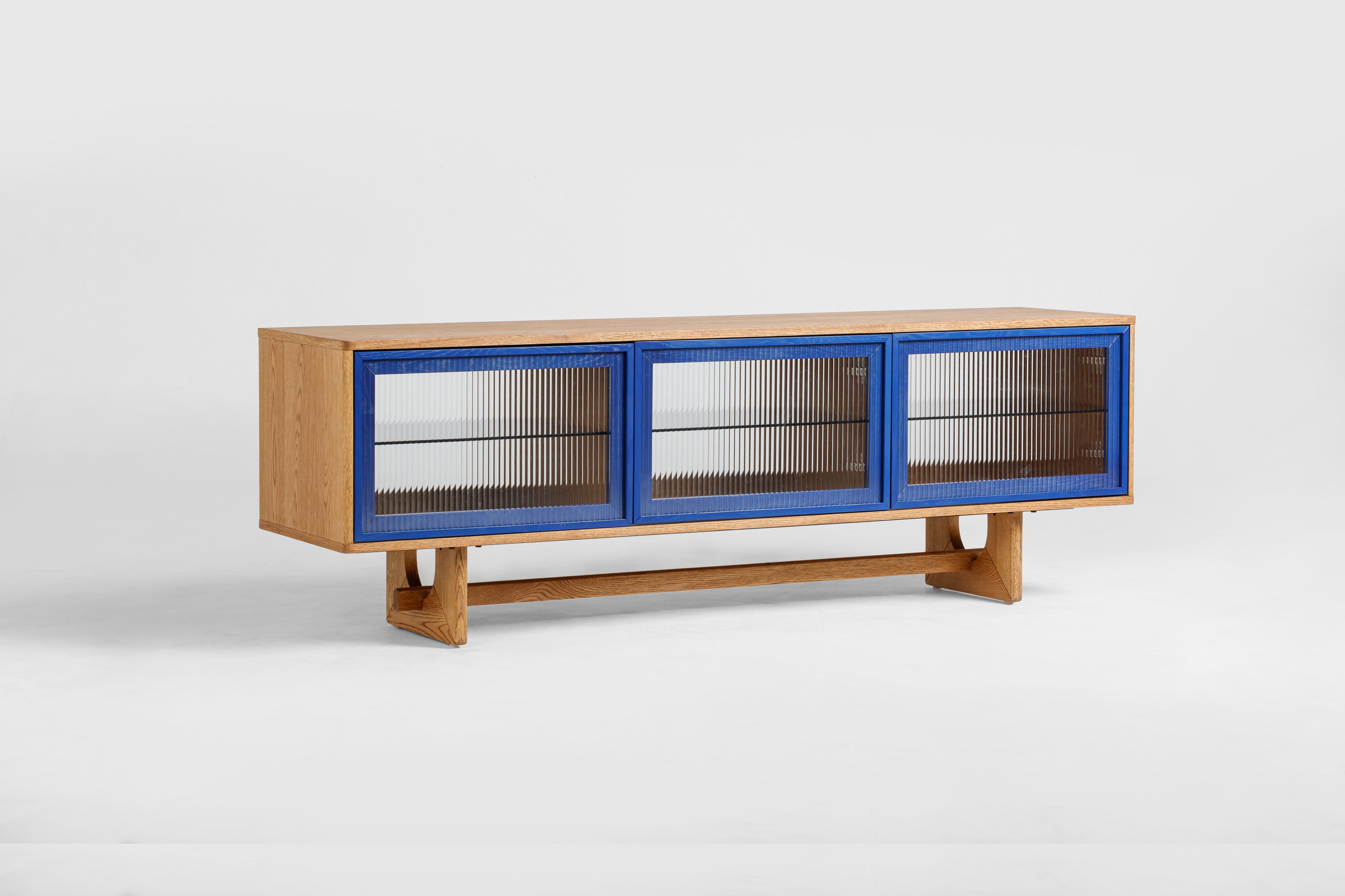 Unidad de TV Arch v2 con marco sólido de roble natural, cuerpo de chapa de roble natural, panel de vidrio estriado, ribete azul, 180 cm. - image 3