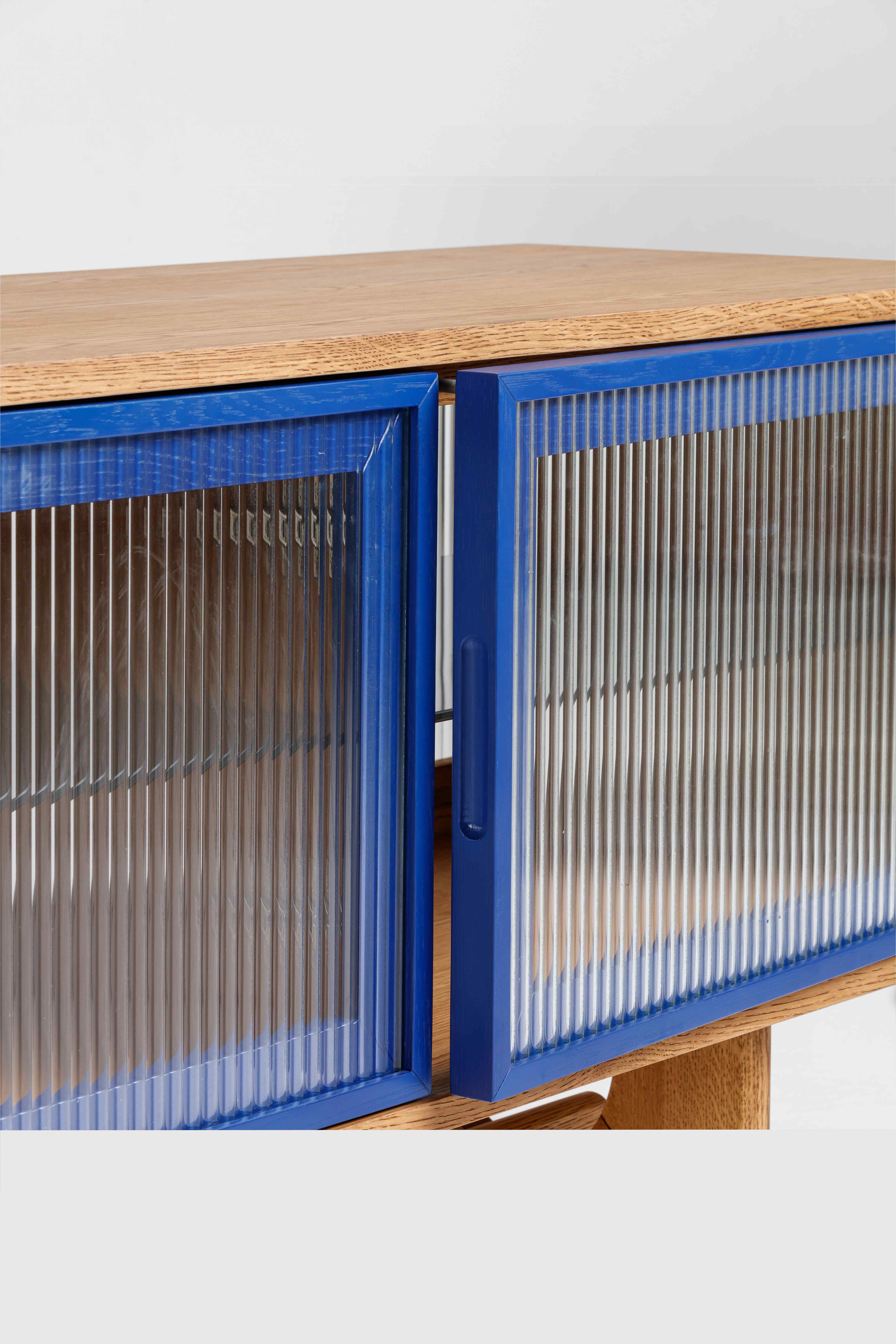 Unidad de TV Arch v2 con marco sólido de roble natural, cuerpo de chapa de roble natural, panel de vidrio estriado, ribete azul, 180 cm. - image 5